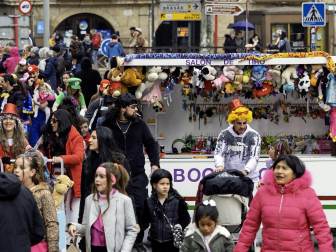 Las cuadrillas desafiaron al frío en la tradicional ronda de los Carnavales en Tafalla /