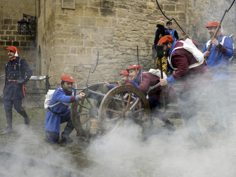 Las cuadrillas desafiaron al frío en la tradicional ronda de los Carnavales en Tafalla /