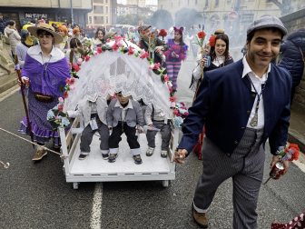 Las cuadrillas desafiaron al frío en la tradicional ronda de los Carnavales en Tafalla /