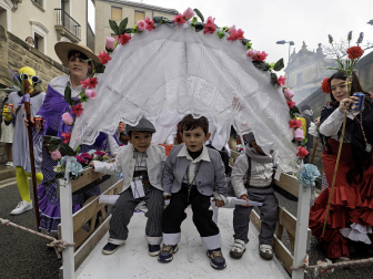 Las cuadrillas desafiaron al frío en la tradicional ronda de los Carnavales en Tafalla /