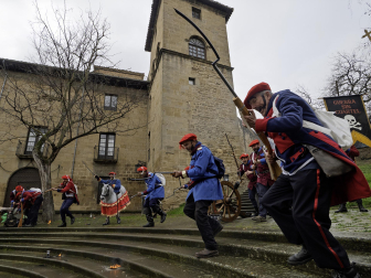 Las cuadrillas desafiaron al frío en la tradicional ronda de los Carnavales en Tafalla /