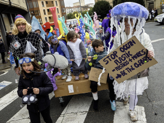 Las cuadrillas desafiaron al frío en la tradicional ronda de los Carnavales en Tafalla /