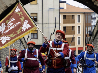 Las cuadrillas desafiaron al frío en la tradicional ronda de los Carnavales en Tafalla /