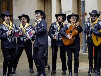 Las cuadrillas desafiaron al frío en la tradicional ronda de los Carnavales en Tafalla /