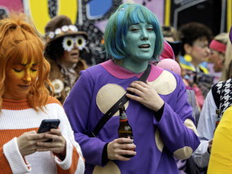 Las cuadrillas desafiaron al frío en la tradicional ronda de los Carnavales en Tafalla /