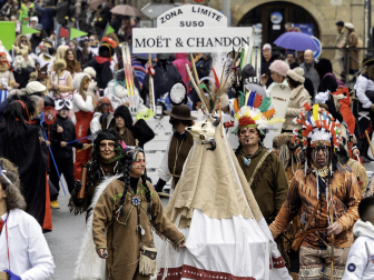 Las cuadrillas desafiaron al frío en la tradicional ronda de los Carnavales en Tafalla /