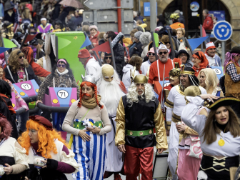 Las cuadrillas desafiaron al frío en la tradicional ronda de los Carnavales en Tafalla /