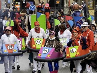 Las cuadrillas desafiaron al frío en la tradicional ronda de los Carnavales en Tafalla /