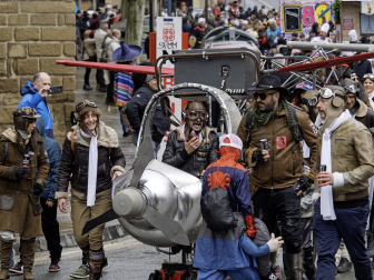Las cuadrillas desafiaron al frío en la tradicional ronda de los Carnavales en Tafalla /