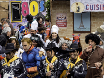 Las cuadrillas desafiaron al frío en la tradicional ronda de los Carnavales en Tafalla /