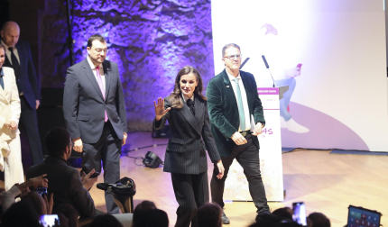 La reina Letizia junto al presidente de Asturias, Adrián Barbón, y el presidente de la Federación Española de Enfermedades Raras, Juan Carrión, este martes en Oviedo