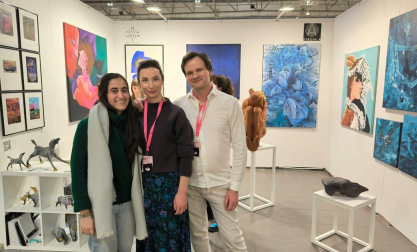 Beatriz, con su maestro y escultor Mariusz Dydo y su esposa Malgorzata, en una exposición en Cracovia