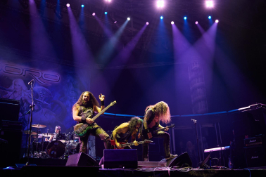 Fotos de la actuación de la alemana Doro Pesch, una de las cantantes femeninas más importantes del heavy metal./