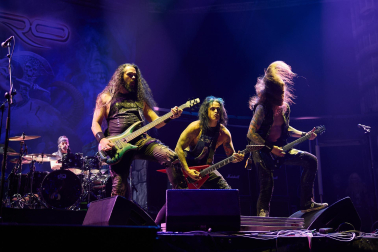 Fotos de la actuación de la alemana Doro Pesch, una de las cantantes femeninas más importantes del heavy metal./