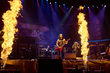 Fotos de la actuación de la alemana Doro Pesch, una de las cantantes femeninas más importantes del heavy metal./