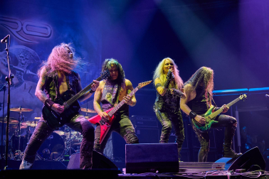 Fotos de la actuación de la alemana Doro Pesch, una de las cantantes femeninas más importantes del heavy metal./