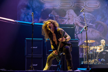 Fotos de la actuación de la alemana Doro Pesch, una de las cantantes femeninas más importantes del heavy metal./
