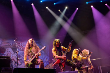 Fotos de la actuación de la alemana Doro Pesch, una de las cantantes femeninas más importantes del heavy metal./