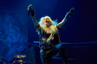 Fotos de la actuación de la alemana Doro Pesch, una de las cantantes femeninas más importantes del heavy metal./