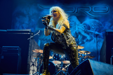 Fotos de la actuación de la alemana Doro Pesch, una de las cantantes femeninas más importantes del heavy metal./