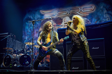 Fotos de la actuación de la alemana Doro Pesch, una de las cantantes femeninas más importantes del heavy metal./