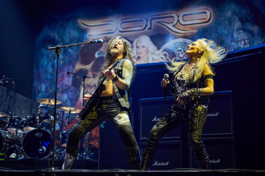 Fotos de la actuación de la alemana Doro Pesch, una de las cantantes femeninas más importantes del heavy metal./