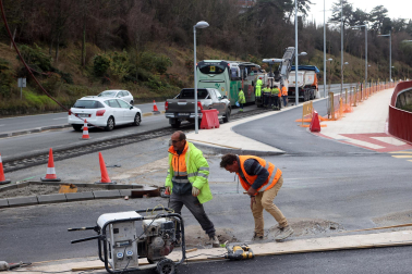 Fotos del asfaltado de las obras de la Cuesta de Beloso. /