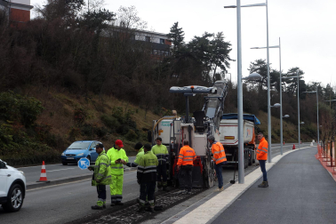 Fotos del asfaltado de las obras de la Cuesta de Beloso. /