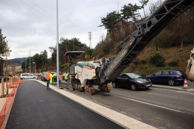 Fotos del asfaltado de las obras de la Cuesta de Beloso. /