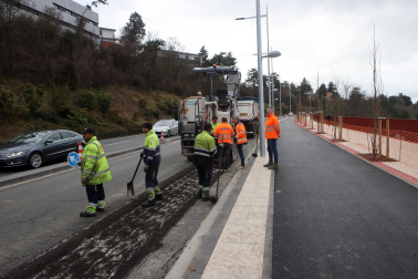 Fotos del asfaltado de las obras de la Cuesta de Beloso. /