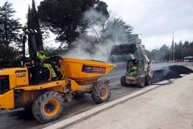 Fotos del asfaltado de las obras de la Cuesta de Beloso. /
