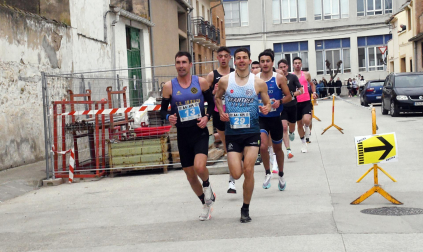 Participantes en las pruebas de 5 y 10 kilómetros de la XXXIV 'Villa de Falces' /