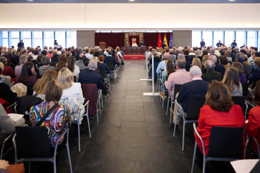 Fotos del homenaje a 714 trabajadores del Gobierno de Navarra que se jubilaron o fallecieron en 2024