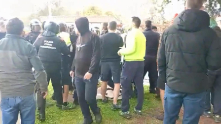 Efectivos de Policía Foral han tenido que intervenir para despejar a los empleados que se habían sentado en el suelo en señal de protesta contra la actitud de la multinacional alemana