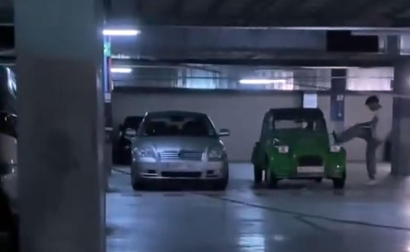 Vídeo del momento en el que una persona golpea un coche aparcado en un parking subterráneo de Pamplona y es detenida por agentes de la Policía Municipal.