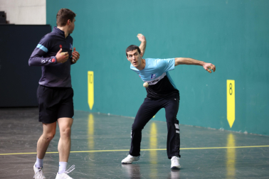 Beñat Rezusta golpea a una pelota en presencia de Gabirondo.