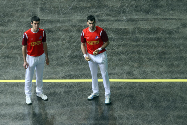 Beñat Rezusta y Joseba Ezkurdia, en el momento de elegir material en el Navarra Arena