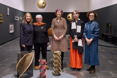 El Museo de Navarra acoge hasta el 14 de septiembre la exposición 'Mertxe Sueskun. Jugando, cuento / Jostatuz, kontatu egiten dut', que recoge cerca de 60 obras realizadas por la artista entre la década de los 80 y la actualidad.