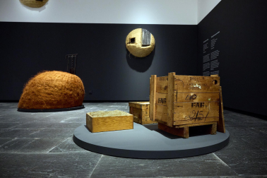El Museo de Navarra acoge hasta el 14 de septiembre la exposición 'Mertxe Sueskun. Jugando, cuento / Jostatuz, kontatu egiten dut', que recoge cerca de 60 obras realizadas por la artista entre la década de los 80 y la actualidad.