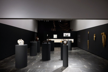 El Museo de Navarra acoge hasta el 14 de septiembre la exposición 'Mertxe Sueskun. Jugando, cuento / Jostatuz, kontatu egiten dut', que recoge cerca de 60 obras realizadas por la artista entre la década de los 80 y la actualidad.