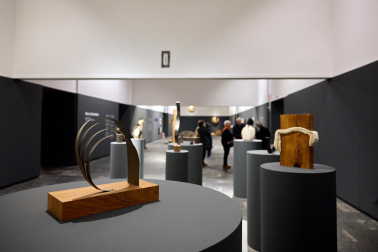El Museo de Navarra acoge hasta el 14 de septiembre la exposición 'Mertxe Sueskun. Jugando, cuento / Jostatuz, kontatu egiten dut', que recoge cerca de 60 obras realizadas por la artista entre la década de los 80 y la actualidad.