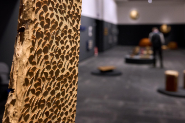 El Museo de Navarra acoge hasta el 14 de septiembre la exposición 'Mertxe Sueskun. Jugando, cuento / Jostatuz, kontatu egiten dut', que recoge cerca de 60 obras realizadas por la artista entre la década de los 80 y la actualidad.