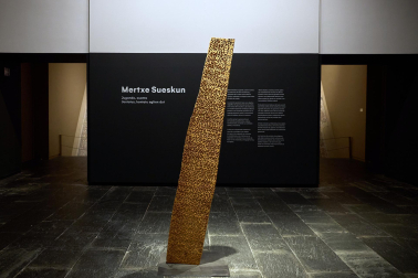 El Museo de Navarra acoge hasta el 14 de septiembre la exposición 'Mertxe Sueskun. Jugando, cuento / Jostatuz, kontatu egiten dut', que recoge cerca de 60 obras realizadas por la artista entre la década de los 80 y la actualidad.