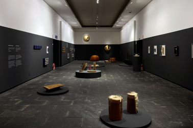 El Museo de Navarra acoge hasta el 14 de septiembre la exposición 'Mertxe Sueskun. Jugando, cuento / Jostatuz, kontatu egiten dut', que recoge cerca de 60 obras realizadas por la artista entre la década de los 80 y la actualidad.
