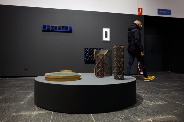 El Museo de Navarra acoge hasta el 14 de septiembre la exposición 'Mertxe Sueskun. Jugando, cuento / Jostatuz, kontatu egiten dut', que recoge cerca de 60 obras realizadas por la artista entre la década de los 80 y la actualidad.
