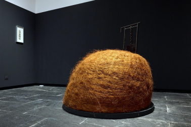 El Museo de Navarra acoge hasta el 14 de septiembre la exposición 'Mertxe Sueskun. Jugando, cuento / Jostatuz, kontatu egiten dut', que recoge cerca de 60 obras realizadas por la artista entre la década de los 80 y la actualidad.