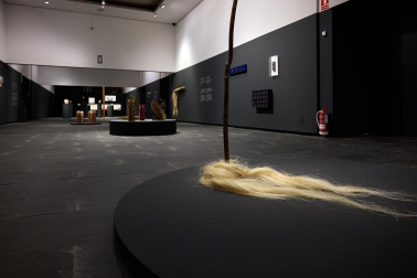 El Museo de Navarra acoge hasta el 14 de septiembre la exposición 'Mertxe Sueskun. Jugando, cuento / Jostatuz, kontatu egiten dut', que recoge cerca de 60 obras realizadas por la artista entre la década de los 80 y la actualidad.