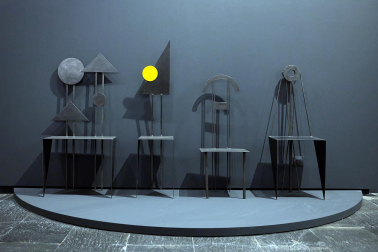 El Museo de Navarra acoge hasta el 14 de septiembre la exposición 'Mertxe Sueskun. Jugando, cuento / Jostatuz, kontatu egiten dut', que recoge cerca de 60 obras realizadas por la artista entre la década de los 80 y la actualidad.