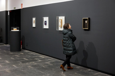 El Museo de Navarra acoge hasta el 14 de septiembre la exposición 'Mertxe Sueskun. Jugando, cuento / Jostatuz, kontatu egiten dut', que recoge cerca de 60 obras realizadas por la artista entre la década de los 80 y la actualidad.