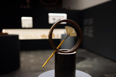 El Museo de Navarra acoge hasta el 14 de septiembre la exposición 'Mertxe Sueskun. Jugando, cuento / Jostatuz, kontatu egiten dut', que recoge cerca de 60 obras realizadas por la artista entre la década de los 80 y la actualidad.